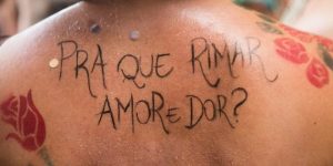 Foliona escreve trecho de letra de Caetano Veloso no corpo no bloco Mulheres Rodadas. 