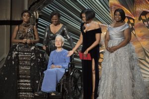 Katherine Johnson e as atrizes do filme 'Estrelas Além do Tempo' no palco do Oscar 2017. 