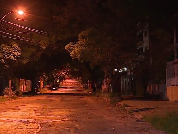 Rua onde a vítima foi espancada durante assalto (Foto: Reprodução/RBS TV) 