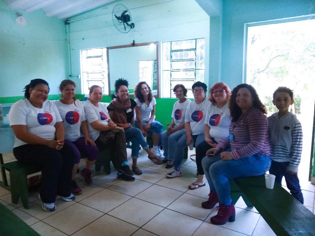 Sava Brito, gerente de programas do Fundo Elas, em conversa com as PLPs da Lomba do Pinheiro.